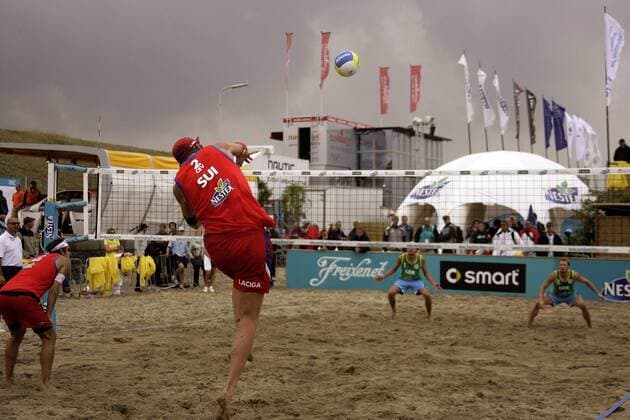 Martin Laciga (Schweiz) - Aufschlag Beachvolleyball Herren Nestea European Championship Final 2006, Finale, Tour Totale Den Haag Beachvolleyball Herren Nestea European Championship Final 2006, Finale, Tour Totale Den Haag