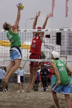 Kay Matysik (Deutschland, li.) - Schmetterschlag gegen den Block von Martin Laciga (Schweiz, Mitte), Erik Koreng (Deutschland) schaut zu Beachvolleyball Herren Nestea European Championship Final 2006, Finale, Tour Gruppe Den Haag Dynamik, Beachvolleyball Herren Nestea European Championship Final 2006, Finale, Tour Gruppe Den Haag Dynamik,