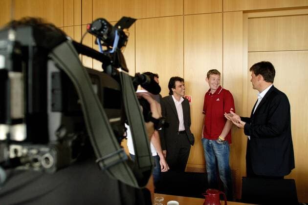 ZDF Experte Rolf Aldag (2.v.re.), T Mobile Pressesprecher Christian Frommert (li.) und Thomas Fuhrmann (alle Deutschland), stellv. ZDF Sportchef, anläßlich einer Konferenz von ARD und ZDF bezüglich dopingbedingter Konsequenzen für Radsportübertragungen Radsport Herren Straßenradsport 2006, Straße, Rad, ARD, ZDF, öffentlich rechtliche, rechtlich, Radsportübertragung, Gruppe Fernsehkamera, o0 Sender Fernsehsender Mainz o0 Fernsehübertragung Fernsehen Medien Radsport Herren Straßenradsport 2006, Straße, Rad, ARD, ZDF, öffentlich rechtliche, rechtlich, Radsportübertragung, Gruppe Fernsehkamera, o0 Sender Fernsehsender Mainz o0 Fernsehübertragung Fernsehen Medien