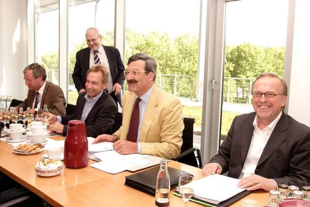 ZDF Chefredakteur Nikolaus Brender (2.v.re.) SR Intendant Fritz Raff (re.) und ZDF Sportchef Dieter Gruschwitz (3.v.re.) anläßlich einer Konferenz von ARD und ZDF bezüglich dopingbedingter Konsequenzen für die Radsportübertragungen Radsport Herren Straßenradsport 2006, Straße, Rad, ARD, ZDF, öffentlich rechtliche, rechtlich, Radsportübertragung, Gruppe o0 Fernsehübertragung Sender Fernsehsender Mainz Radsport Herren Straßenradsport 2006, Straße, Rad, ARD, ZDF, öffentlich rechtliche, rechtlich, Radsportübertragung, Gruppe o0 Fernsehübertragung Sender Fernsehsender Mainz