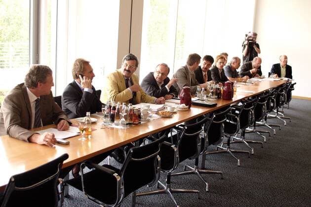 ZDF Chefredakteur Nikolaus Brender (3.v.li.), SR Intendant Fritz Raff (4.v.li.) und ZDF Sportchef Dieter Gruschwitz (2.v.li.) anläßlich einer Konferenz von ARD und ZDF bezüglich dopingbedingter Konsequenzen für die Radsportübertragungen Radsport Herren Straßenradsport 2006, Straße, Rad, ARD, ZDF, öffentlich rechtliche, rechtlich, Radsportübertragung, Totale o0 Fernsehübertragung Sender Fernsehsender Mainz Radsport Herren Straßenradsport 2006, Straße, Rad, ARD, ZDF, öffentlich rechtliche, rechtlich, Radsportübertragung, Totale o0 Fernsehübertragung Sender Fernsehsender Mainz