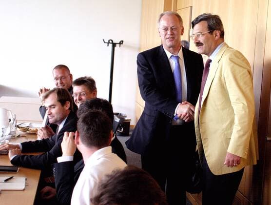 ZDF Chefredakteur Nikolaus Brender (re.) begrüßt BDR Präsident Rudolf Scharping (Deutschland) zu einer Konferenz von ARD und ZDF bezüglich dopingbedingter Konsequenzen für die Radsportübertragungen Radsport Herren Straßenradsport 2006, Straße, Rad, ARD, ZDF, öffentlich rechtliche, rechtlich, Radsportübertragung, Gruppe shakehands, shake hands o0 Fernsehübertragung Mainz o0 Sender Fernsehsender Radsport Herren Straßenradsport 2006, Straße, Rad, ARD, ZDF, öffentlich rechtliche, rechtlich, Radsportübertragung, Gruppe shakehands, shake hands o0 Fernsehübertragung Mainz o0 Sender Fernsehsender