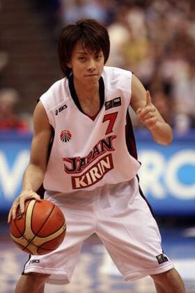 Kei Igarashi (Japan) zeigt den nächsten Spielzug an Basketball WM Herren WM 2006, Länderspiel, Nationalmannschaft, Nationalteam, Gruppe B, Einzelbild Hiroshima Basketball WM Herren WM 2006, Länderspiel, Nationalmannschaft, Nationalteam, Gruppe B, Einzelbild Hiroshima
