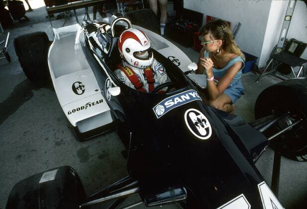 Motorsport, Formel 1, Ehefrauen der Ikonen - Archivbilder Johnny Cecotto (Venezuela Theodore Ford) im Cockpit seines Boliden im Gespräch mit seiner Frau Martina Motorsport Grand Prix Herren Großer Preis von Brasilien 1983, Formel 1 Weltmeisterschaft, F1, F, GP, WM Gruppe Jacarepagua Rio de Janeiro Motorsport Grand Prix Herren Großer Preis von Brasilien 1983, Formel 1 Weltmeisterschaft, F1, F, GP, WM Gruppe Jacarepagua Rio de Janeiro