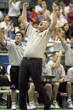 Nationaltrainer Zeljko Pavlicevic (Japan) jubelt Basketball WM Herren WM 2006, Länderspiel, Nationalmannschaft, Nationalteam, Gruppe B Einzelbild Hiroshima Freude, Begeisterung, Basketball WM Herren WM 2006, Länderspiel, Nationalmannschaft, Nationalteam, Gruppe B Einzelbild Hiroshima Freude, Begeisterung,