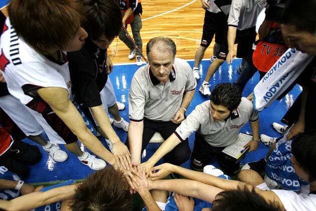 Nationaltrainer Zeljko Pavlicevic (Japan, Mitte) schwört sein Team ein Basketball WM Herren WM 2006, Länderspiel, Nationalmannschaft, Nationalteam, Gruppe B Gruppe Hiroshima Basketball WM Herren WM 2006, Länderspiel, Nationalmannschaft, Nationalteam, Gruppe B Gruppe Hiroshima