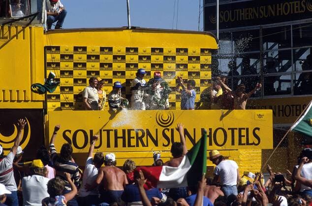 Siegerehrung beim GP von Südafrika 1983: Nelson Piquet (Brasilien, 3.v.li.) feiert seinen 2. Weltmeistertitel mit Sieger Riccardo Patrese (beide Brabham BMW, 4.v.li.) und Andrea de Cesaris (beide Italien Alfa Romeo) Motorsport Grand Prix Herren Großer Preis von Südafrika 1983, Formel 1 Weltmeisterschaft, F1, F, GP, WM Totale Kyalami Freude, Motorsport Grand Prix Herren Großer Preis von Südafrika 1983, Formel 1 Weltmeisterschaft, F1, F, GP, WM Totale Kyalami Freude,