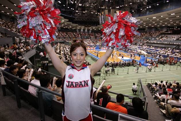 Japanischer Cheerleader mit PomPoms in der Green Arena Sports Center Hiroshima während einer Partie des Gastgeberlandes Basketball WM Herren WM 2006, Länderspiel, Nationalmannschaft, Nationalteam, Gruppe B, Japan - Panama 78:61 Einzelbild GreenArena Hiroshima Basketball WM Herren WM 2006, Länderspiel, Nationalmannschaft, Nationalteam, Gruppe B, Japan - Panama 78:61 Einzelbild GreenArena Hiroshima