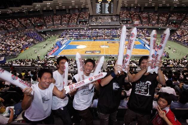 Japanische Fans mit Luftrollen in der Green Arena Hiroshima Basketball WM Herren WM 2006, Länderspiel, Nationalmannschaft, Nationalteam, Gruppe B, Japan japanischer Totale GreenArena Hiroshima Basketball WM Herren WM 2006, Länderspiel, Nationalmannschaft, Nationalteam, Gruppe B, Japan japanischer Totale GreenArena Hiroshima