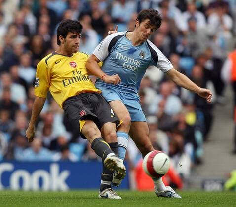 Cesc Fabregas (Arsenal, li.) wird von Joey Barton (Manchester City) umgerammt -  Fußball Herren English Premier League 2006 2007, 1. Englische Liga, Manchester City - Arsenal FC London 1:0 Gruppe Manchester Dynamik, Kampf, Fußball Herren English Premier League 2006 2007, 1. Englische Liga, Manchester City - Arsenal FC London 1:0 Gruppe Manchester Dynamik, Kampf,