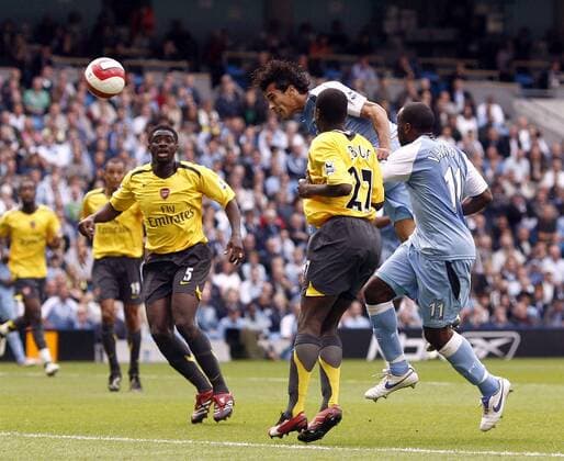 Bernardo Corradi (hi.) - Kopfball, daneben Darius Vassell (re., beide Manchester City), Kolo Toure (li.) und Emmanuel Eboue (beide Arsenal) - EDITORIAL USE ONLY. No use with unauthorised audio, video, data, fixture lists, club league logos or live services. Online in-match use limited to 120 images, no video emulation. No use in betting, games or single club league player publications. Fußball Herren English Premier League 2006 2007, 1. Englische Liga, Manchester City - Arsenal FC London 1:0 Gruppe Manchester Dynamik, Fußball Herren English Premier League 2006 2007, 1. Englische Liga, Manchester City - Arsenal FC London 1:0 Gruppe Manchester Dynamik,