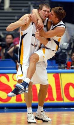 Dirk Nowitzki (li.) und Steffen Hamann (beide Deutschland) freuen sich über den Viertelfinaleinzug - Basketball Länderspiel Herren WM 2006, Achtelfinale, Länderspiel, Nationalteam, Nationaltrikot Gruppe Saitama Freude, Begeisterung, Basketball Länderspiel Herren WM 2006, Achtelfinale, Länderspiel, Nationalteam, Nationaltrikot Gruppe Saitama Freude, Begeisterung,