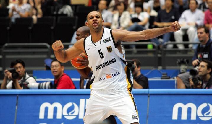 Ademola Okulaja (Deutschland) jubelt - Basketball Länderspiel Herren WM 2006, Achtelfinale, Länderspiel, Nationalteam, Nationaltrikot Einzelbild Saitama Freude, Begeisterung, Basketball Länderspiel Herren WM 2006, Achtelfinale, Länderspiel, Nationalteam, Nationaltrikot Einzelbild Saitama Freude, Begeisterung,