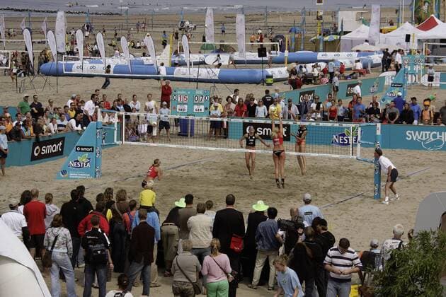 In den Ausscheidungsrunden während der Beachvolleyball Europameisterschaft wird auf mehreren Plätzen parallel gespielt Beachvolleyball EM Damen Nestea European Championship Final 2006, Finale, Tour, Beach, Vogelperspektive, oben Totale Den Haag Beachvolleyball EM Damen Nestea European Championship Final 2006, Finale, Tour, Beach, Vogelperspektive, oben Totale Den Haag