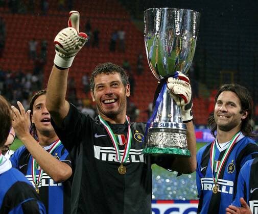Torwart Francesco Toldo (Mitte) präsentiert stolz die Trophäe für den Gewinn des italienischen Supercups 2006, daneben: Hernan Crespo (li.) und Santiago Solari (alle Inter) -  Fußball Herren Italienischer Supercup 2006, FC Internazionale Mailand, Supercoppa di Lega, 1. Italienische Liga Gruppe Mailand Freude, Fußball Herren Italienischer Supercup 2006, FC Internazionale Mailand, Supercoppa di Lega, 1. Italienische Liga Gruppe Mailand Freude,