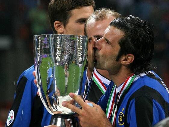 Luis Figo (Inter) küsst stolz die Trophäe für den Gewinn des italienischen Supercups 2006 -  Fußball Herren Italienischer Supercup 2006, FC Internazionale Mailand, Supercoppa di Lega, 1. Italienische Liga Einzelbild Mailand Freude, Fußball Herren Italienischer Supercup 2006, FC Internazionale Mailand, Supercoppa di Lega, 1. Italienische Liga Einzelbild Mailand Freude,