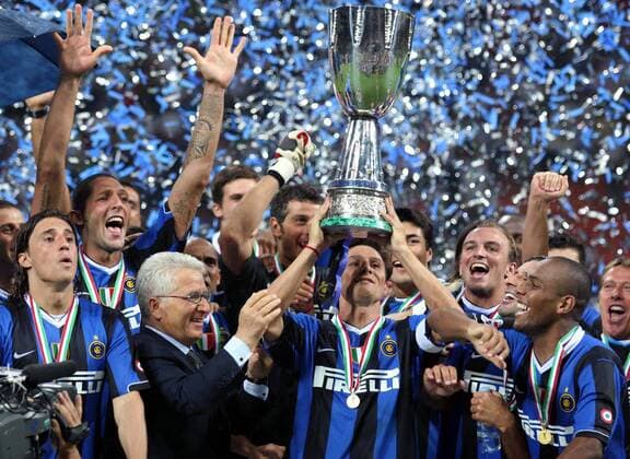 Le Calcio Präsident Antonio Matarrese (Italien) überreicht Javier Zanetti die Trophäe für den Gewinn des italienischen Supercups 2006, daneben v. li.: Hernan Crespo, Marco Materazzi, Marco Andreolli, Torwart Toldo, ... - Fußball Herren Italienischer Supercup 2006, FC Internazionale Mailand, Supercoppa di Lega, 1. Italienische Liga Gruppe Verband, Ligaverband, Ligapräsident, Funktionär, Mailand, Konfetti, Konfettiregen, Verbandsführung Freude, Fußball Herren Italienischer Supercup 2006, FC Internazionale Mailand, Supercoppa di Lega, 1. Italienische Liga Gruppe Verband, Ligaverband, Ligapräsident, Funktionär, Mailand, Konfetti, Konfettiregen, Verbandsführung Freude,