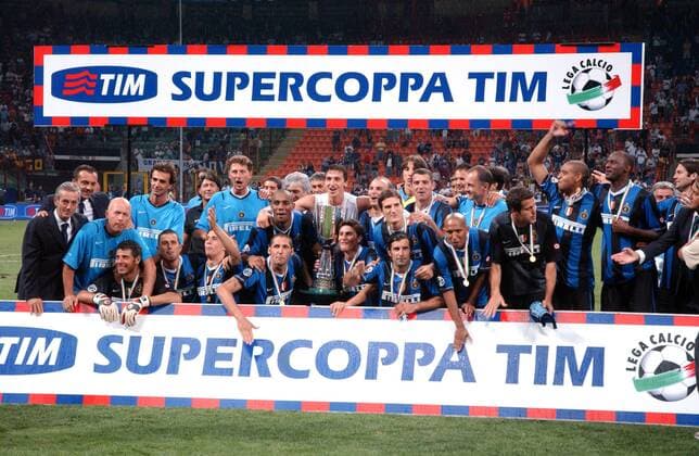 Spieler und Offizielle von Inter präsentieren stolz die Trophäe für den Gewinn des italienischen Supercups 2006 - Fußball Herren Italienischer Supercup 2006, FC Internazionale Mailand, Supercoppa di Lega, 1. Italienische Liga Totale Italia Mobile Mailand Freude, Fußball Herren Italienischer Supercup 2006, FC Internazionale Mailand, Supercoppa di Lega, 1. Italienische Liga Totale Italia Mobile Mailand Freude,
