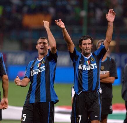 Dejan Stankovic (li.) und Luis Figo (beide Inter) freuen sich über den Gewinn des italienischen Supercups 2006 - Fußball Herren Italienischer Supercup 2006, FC Internazionale Mailand, 1. Italienische Liga, Supercoppa di Lega Gruppe Mailand Freude, Fußball Herren Italienischer Supercup 2006, FC Internazionale Mailand, 1. Italienische Liga, Supercoppa di Lega Gruppe Mailand Freude,