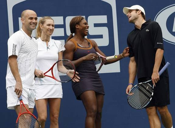 Andy Roddick (re.) und Serena Williams (2.v.re.) amüsieren sich, daneben Andre Agassi (alle USA) und Steffi Graf (Deutschland) -  (nyp20060826119) Tennis Herren Arthur Ashe Kids Day 2006, Benefiz, Benefizspiel, Schaukampf, Showkampf, Showmatch, Damen Gruppe New York, NY, N Y Freude, Tennis Herren Arthur Ashe Kids Day 2006, Benefiz, Benefizspiel, Schaukampf, Showkampf, Showmatch, Damen Gruppe New York, NY, N Y Freude,