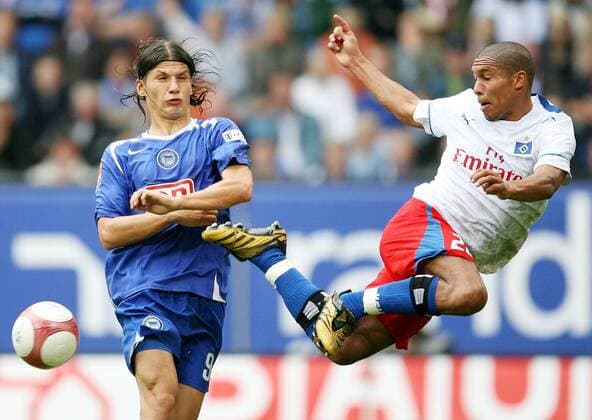 Nigel de Jong (HSV, re.) gegen Marco Pantelic (Hertha) Fußball 1. BL Herren Saison 2006 2007, Hamburger SV - Hertha BSC Berlin 0:0 Gruppe Hamburg Dynamik, Fußball 1. BL Herren Saison 2006 2007, Hamburger SV - Hertha BSC Berlin 0:0 Gruppe Hamburg Dynamik,