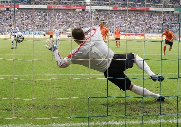 Jörg Emmerich (Aue) trifft per Elfmeter zum 1:1 gegen Torwart Georg Koch (Duisburg) Fußball 2. BL Herren Saison 2006 2007, MSV Duisburg - FC Erzgebirge Aue 4:2 Gruppe Duisburg Dynamik, Fußball 2. BL Herren Saison 2006 2007, MSV Duisburg - FC Erzgebirge Aue 4:2 Gruppe Duisburg Dynamik,