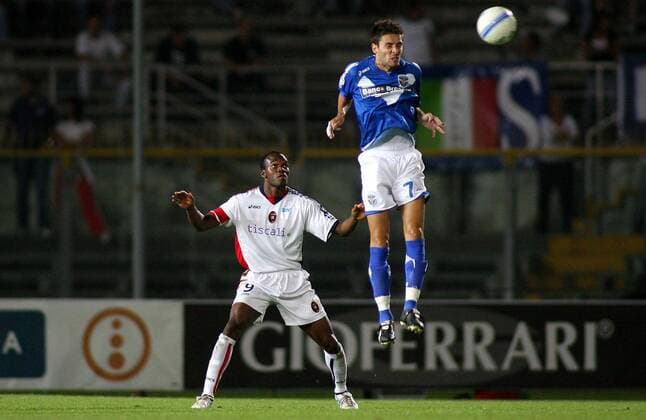 Davide Zoboli (Brescia, re.) am Ball vor David Suazo (Cagliari) - Fußball Herren Coppa Italia 2006 2007, Italienischer Pokal, Pokalspiel, TIM Cup Gruppe Brescia Dynamik, Höhe, Fußball Herren Coppa Italia 2006 2007, Italienischer Pokal, Pokalspiel, TIM Cup Gruppe Brescia Dynamik, Höhe,