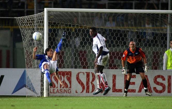 Jadid Abderrazzak (Brescia, li.) - Fallrückzieher gegen Semedo (Cagliari) -  Fußball Herren Coppa Italia 2006 2007, Italienischer Pokal, Pokalspiel, TIM Cup Gruppe Dynamik, Fußball Herren Coppa Italia 2006 2007, Italienischer Pokal, Pokalspiel, TIM Cup Gruppe Dynamik,