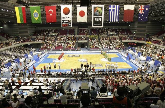 Die Teams aus der Türkei (li.) und Litauen während der Nationalhymnen in der Hamamatsu Arena - Basketball Herren WM 2006, Länderspiel, Nationalteam, Gruppe C, Nationaltrikot, Türkei - Litauen 76:74 Totale Hamamatsu Arena,, türkische, griechische Hamamatsu, japanische, litauische, australische Basketball Herren WM 2006, Länderspiel, Nationalteam, Gruppe C, Nationaltrikot, Türkei - Litauen 76:74 Totale Hamamatsu Arena,, türkische, griechische Hamamatsu, japanische, litauische, australische