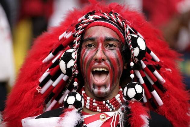 Fröhlicher Fan aus Trinidad und Tobago mit indianischem Federschmuck und Gesichtsbemalung in Landesfarben Fußball WM Herren WM 2006, Länderspiel, Nationalteam Gruppe B Porträt Kaiserslautern Freude, Fußball WM Herren WM 2006, Länderspiel, Nationalteam Gruppe B Porträt Kaiserslautern Freude,