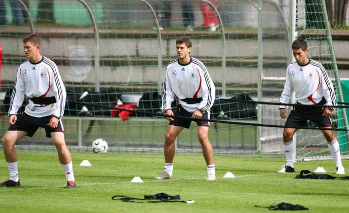 Alexander Madlung (li.), Manuel Friedrich (Mitte) und Malik Fathi (alle Deutschland) - Koordinationstraining mit Gummibändern Fußball Herren Nationalteam 2006, Training Gruppe Stuttgart Fußball Herren Nationalteam 2006, Training Gruppe Stuttgart