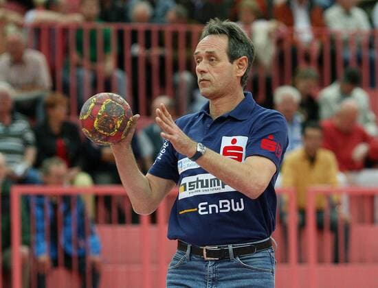 Trainer Dr. Rolf Brack (Balingen) zeigt seinen Schützlingen wie es gemacht wird Handball 1. BL Herren Saison 2006 2007, HBW Balingen Weilstetten Einzelbild Tübingen Handball 1. BL Herren Saison 2006 2007, HBW Balingen Weilstetten Einzelbild Tübingen