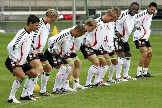 Training der Nationalmannschaft mit dem Flexaring, v.li.: Malik Fathi, Marcell Jansen, David Odonkor, Bastian Schweinsteiger, Thomas Hitzlsperger, Lahm, Gerald Asamoah und Oliver Neuville (alle Deutschland) Fußball Herren Nationalteam 2006, Training, Vdig Gruppe Stuttgart Fußball Herren Nationalteam 2006, Training, Vdig Gruppe Stuttgart