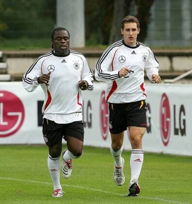 Gerald Asamoah (li.) und Miroslav Klose (beide Deutschland) - Lauftraining Fußball Herren Nationalteam 2006, Training, Vdig Gruppe Stuttgart Fußball Herren Nationalteam 2006, Training, Vdig Gruppe Stuttgart