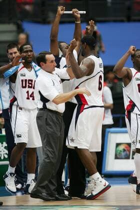 Nationaltrainer Mike Krzyzewski klatscht mit LeBron James (re.) ab, daneben: Elton Brand (alle USA) - (aflo1036) Basketball Herren WM 2006, Länderspiel, Nationalteam, Nationaltrikot, Viertelfinale Gruppe Saitama Freude, Basketball Herren WM 2006, Länderspiel, Nationalteam, Nationaltrikot, Viertelfinale Gruppe Saitama Freude,