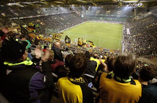 BVB Fans im ausverkauften Signal Iduna Park während einer Bundesligapartie Fußball 1. BL Herren Saison 2005 2006, BVB Borussia Dortmund, Stadion, Fußballstadion, Innenansicht, innen, Totale Dortmund Fußball 1. BL Herren Saison 2005 2006, BVB Borussia Dortmund, Stadion, Fußballstadion, Innenansicht, innen, Totale Dortmund