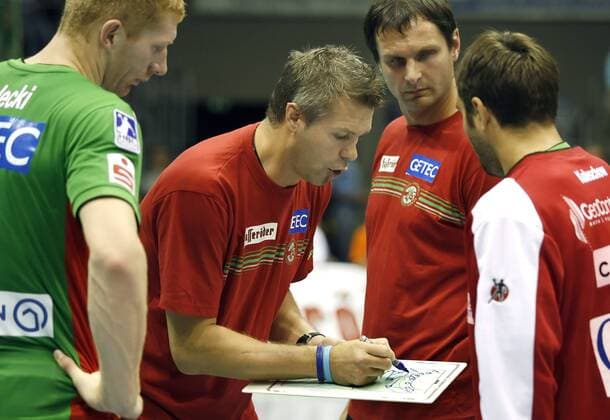 Trainer Bogdan Wenta (Magdeburg) gibt während einer Auszeit Anweisungen Handball 1. BL Herren Saison 2006 2007, SC Gladiators Magdeburg Gruppe Magdeburg Handball 1. BL Herren Saison 2006 2007, SC Gladiators Magdeburg Gruppe Magdeburg