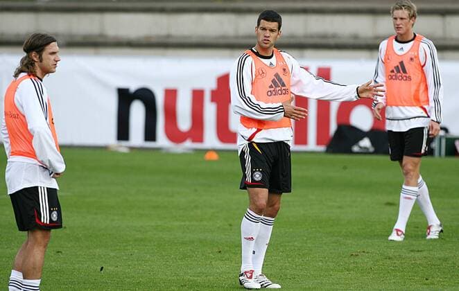 Michael Ballack (Deutschland) dirigiert seine Mitspieler Fußball Herren Nationalteam 2006, Training Gruppe Stuttgart Fußball Herren Nationalteam 2006, Training Gruppe Stuttgart
