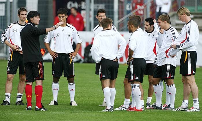 Nationaltrainer Joachim Löw (Deutschland) hat die Mannschaft um sich versammelt Fußball Herren Nationalteam 2006, Training Totale Nationaltrainer, Trainer, Bundestrainer Stuttgart Fußball Herren Nationalteam 2006, Training Totale Nationaltrainer, Trainer, Bundestrainer Stuttgart