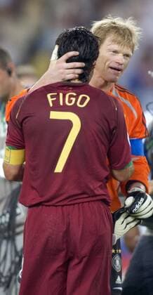 Torwart Oliver Kahn (Deutschland, re.) und Luis Figo (Portugal) Fußball WM Herren WM 2006, Länderspiel, Nationalteam, Nationaltrikot, Spiel um Platz 3, Deutschland - Portugal 3:1 Gruppe Stuttgart Kameradschaft, Fußball WM Herren WM 2006, Länderspiel, Nationalteam, Nationaltrikot, Spiel um Platz 3, Deutschland - Portugal 3:1 Gruppe Stuttgart Kameradschaft,