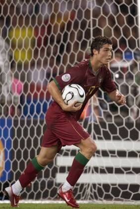 Cristiano Ronaldo (Portugal) mit Ball Fußball WM Herren WM 2006, Länderspiel, Nationalteam, Nationaltrikot, Spiel um Platz 3 Einzelbild Stuttgart Dynamik, Fußball WM Herren WM 2006, Länderspiel, Nationalteam, Nationaltrikot, Spiel um Platz 3 Einzelbild Stuttgart Dynamik,
