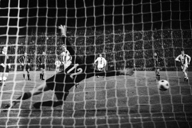 Fußball, Europapokal der Landesmeister 1971 1972, Borussia Mönchengladbach - Inter Mailand 7-1 Torwart Ivano Bordon (Inter) ist gegen den Strafstoß von Klaus Dieter Sieloff (Gladbach) machtlos Fußball EC 1 Herren Europapokal der Landesmeister 1971 1972, Achtelfinale, Europacup Totale Bökelberg, Bökelbergstadion, Stadion Mönchengladbach Fußball EC 1 Herren Europapokal der Landesmeister 1971 1972, Achtelfinale, Europacup Totale Bökelberg, Bökelbergstadion, Stadion Mönchengladbach