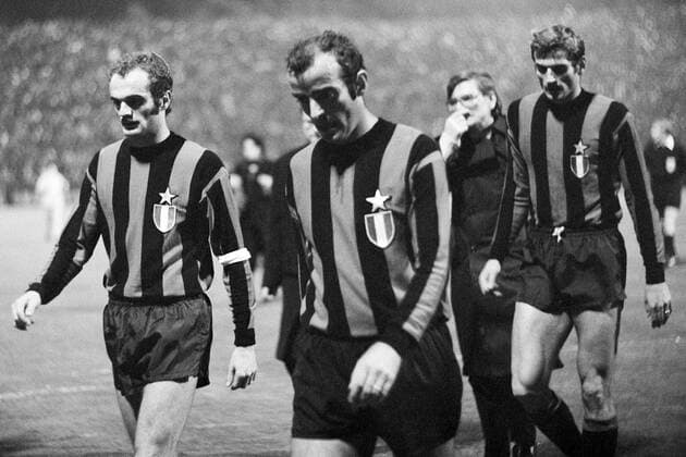 Fußball, Europapokal der Landesmeister 1971 1972, Borussia Mönchengladbach - Inter Mailand 7-1 Kapitän Sandro Mazzola (li.) verläßt nach dem legendenumwobenen Büchsenwurf zur Halbzeit beim Stande von 5:1 mit Mario Corso (Mitte) und Giacinto Facchetti (alle Inter) den Platz Fußball EC 1 Herren Europapokal der Landesmeister 1971 1972, Achtelfinale, Europacup Gruppe Historie, Fußballhistorie, Skandal, Skandalspiel Mönchengladbach Enttäuschung, Nachdenklichkeit, Fußball EC 1 Herren Europapokal der Landesmeister 1971 1972, Achtelfinale, Europacup Gruppe Historie, Fußballhistorie, Skandal, Skandalspiel Mönchengladbach Enttäuschung, Nachdenklichkeit,