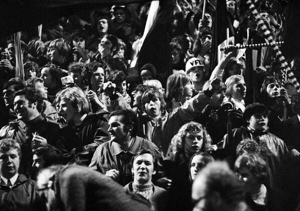Fußball, Europapokal der Landesmeister 1971 1972, Borussia Mönchengladbach - Inter Mailand 7-1 Der Fanblock von Gladbach ist zuversichtlich Fußball EC 1 Herren Europapokal der Landesmeister 1971 1972, Achtelfinale, Europacup, Borussia Mönchengladbach Totale Bökelbergstadion, Bökelberg, Stadion Mönchengladbach Fußball EC 1 Herren Europapokal der Landesmeister 1971 1972, Achtelfinale, Europacup, Borussia Mönchengladbach Totale Bökelbergstadion, Bökelberg, Stadion Mönchengladbach