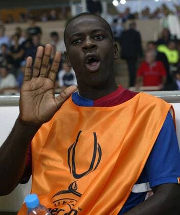 Lilian Thuram (FC Barcelona) bittet um mehr Zurückhaltung -  Fußball Herren UEFA Super Cup 2006, Supercup, Europacup, Europapokal, FC Barcelona, Barca Einzelbild Primera Division, 1. Spanische Liga Monaco Fußball Herren UEFA Super Cup 2006, Supercup, Europacup, Europapokal, FC Barcelona, Barca Einzelbild Primera Division, 1. Spanische Liga Monaco