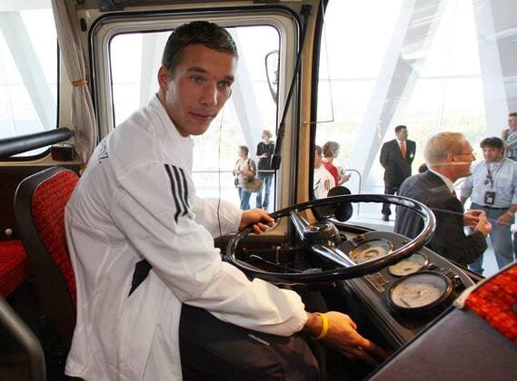 Lukas Podolski (Deutschland) im Cockpit eines LKW im Mercedes Benz Museum in Stuttgart Fußball Herren Nationalmannschaft 2006, Nationalteam, Sponsorentermin, Sponsor, Sponsoring, Werbeveranstaltung Einzelbild o0 Wirtschaft, Museum, Automuseum Automobilmuseum Stuttgart Fußball Herren Nationalmannschaft 2006, Nationalteam, Sponsorentermin, Sponsor, Sponsoring, Werbeveranstaltung Einzelbild o0 Wirtschaft, Museum, Automuseum Automobilmuseum Stuttgart
