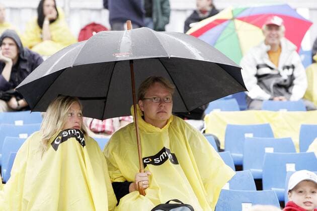Weibliche Beachvolleyballfans trotzen mit smart Regenjacken dem schlechten Wetter Beachvolleyball LM Damen Deutsche Meisterschaft 2006, DM, Landesmeisterschaft, Beach, Gruppe Timmendorfer Strand Timmendorf Beachvolleyball LM Damen Deutsche Meisterschaft 2006, DM, Landesmeisterschaft, Beach, Gruppe Timmendorfer Strand Timmendorf