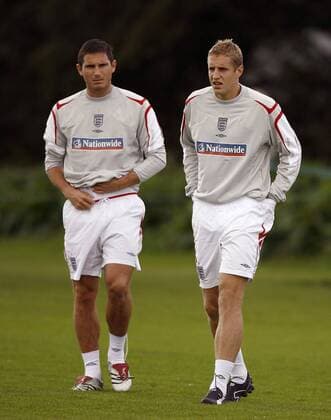 Michael Dawson (li.) und Frank Lampard (beide England) - EDITORIAL USE ONLY. No use with unauthorised audio, video, data, fixture lists, club league logos or live services. Online in-match use limited to 120 images, no video emulation. No use in betting, games or single club league player publications. Fußball Herren Nationalteam 2006, Training Gruppe Manchester Skepsis, Fußball Herren Nationalteam 2006, Training Gruppe Manchester Skepsis,