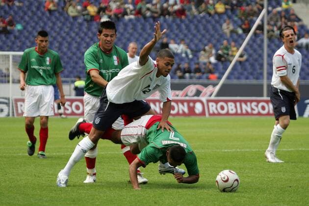 INAS FID WM - Liam Francis (England, Mitte) läuft auf den stürzenden Antoinio Carbajal (Mexiko) auf Fußball WM Herren INAS FID WM 2006 für Menschen mit Behinderung, Nationalteam, Nationaltrikot, geistig Behinderte Gruppe Hannover Dynamik, Fußball WM Herren INAS FID WM 2006 für Menschen mit Behinderung, Nationalteam, Nationaltrikot, geistig Behinderte Gruppe Hannover Dynamik,