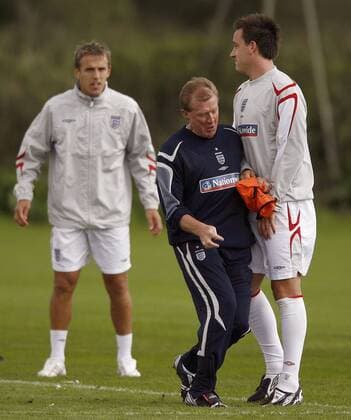 Nationaltrainer Steve McClaren zeigt John Terry (beide England), wie er in den Zweikampf zu gehen hat - EDITORIAL USE ONLY. No use with unauthorised audio, video, data, fixture lists, club league logos or live services. Online in-match use limited to 120 images, no video emulation. No use in betting, games or single club league player publications. Fußball Herren Nationalteam 2006, Training Gruppe Manchester Fußball Herren Nationalteam 2006, Training Gruppe Manchester